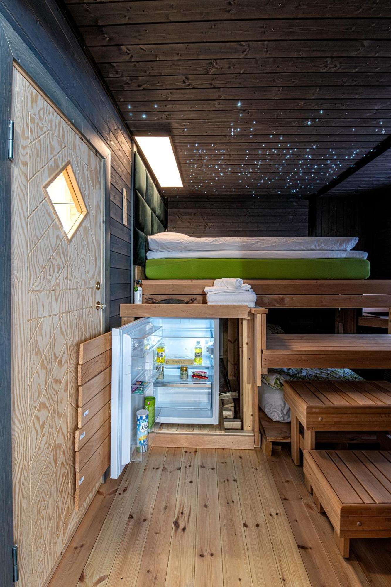 Relax & Recharge - A Unique Suite With A Touch Of Luxury - Hot Tub And Sauna Inspired Decor #Not A Real Sauna# Easy City Access - Direct Train 15 Min To City Helsinki Exterior foto
